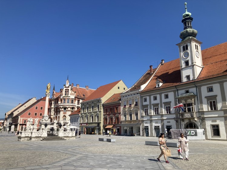 Maribor Szlovénia második legnagyobb városa, körülbelül 95 ezer fős lakossággal. Belvárosa pezsgő, mégsem mondható zsúfoltnak főszezonban sem. Fő tere reneszánsz és barokk jegyekkel tűnik ki.