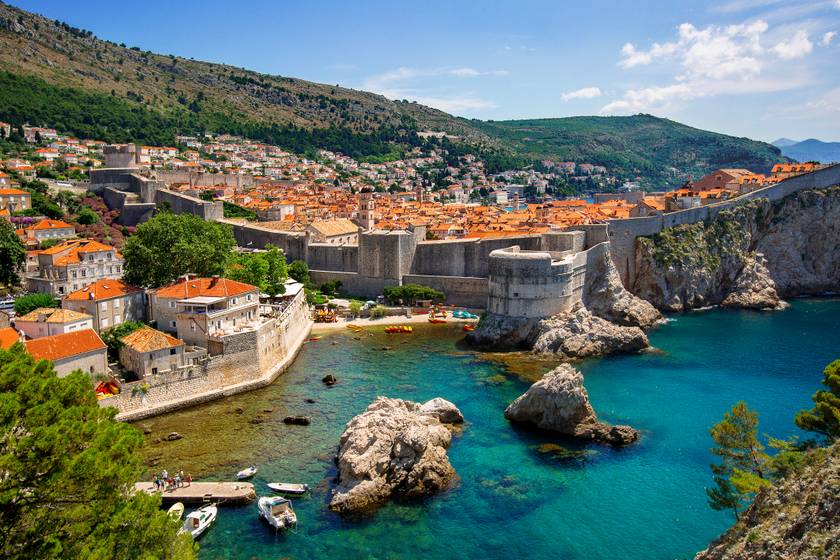 A szomszédos Horvátország nemcsak nyáron, de még ősszel is kitűnő célpont. Elsősorban a délebben fekvő területek, mint Dubrovnik, ahol a maximális hőmérséklet a 25 fokot is elérheti.