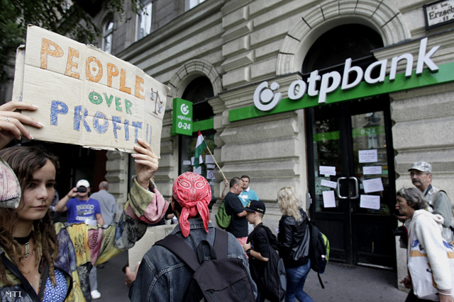 Devizahitelesek tüntetnek egy belvárosi bankfiók előtt