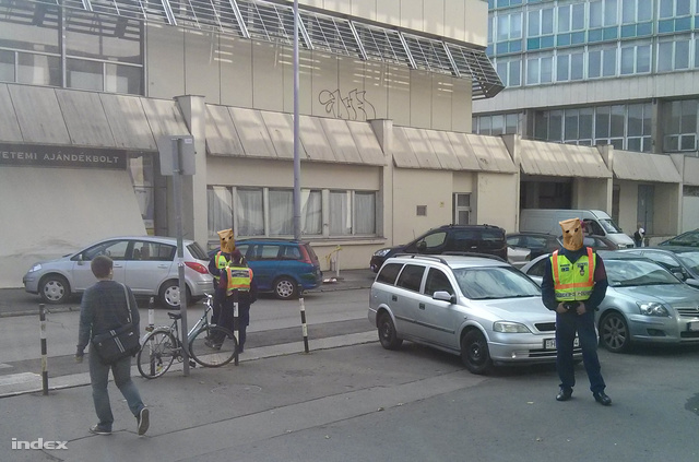 Rendőrök a BME egyik épülete előtt, szerda reggel (A rendőrök arcát a magyar törvények értelmében nem mutathatja a sajtó, ezért őket minden esetben felismerhetetlenné kell tenni a képeken.)