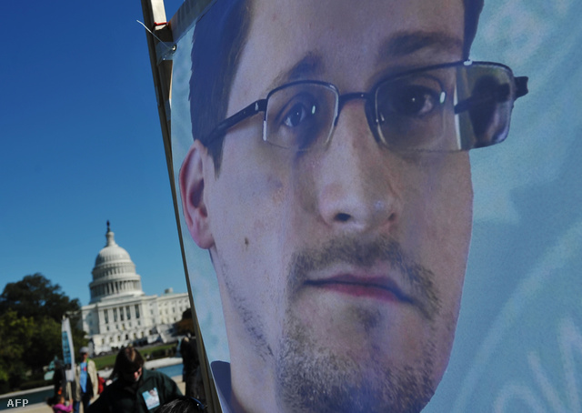 Snowden fényképe egy lehallgatás ellen tiltakozó tüntetésen