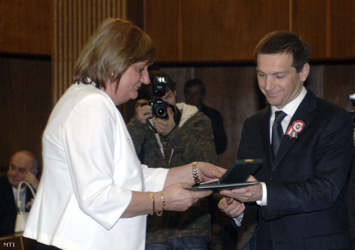 Bajnai Gordon önkormányzati és területfejlesztési miniszter átadja Haszonicsné Ádám Máriának, Budapest aljegyzőjének a Magyar Köztársasági Arany Érdemkereszt (polgári tagozata) kitüntetést 2008. március 15-én