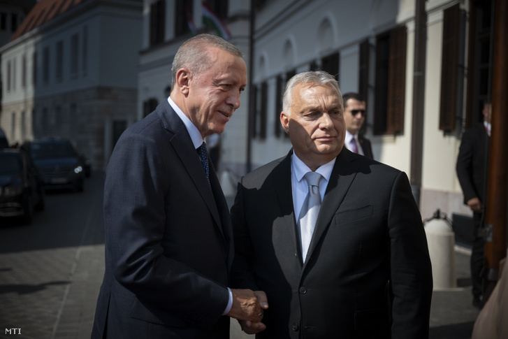Orbán Viktor kormányfő fogadja Recep Tayyip Erdogan török elnököt a Karmelita kolostornál 2023. augusztus 20-án
