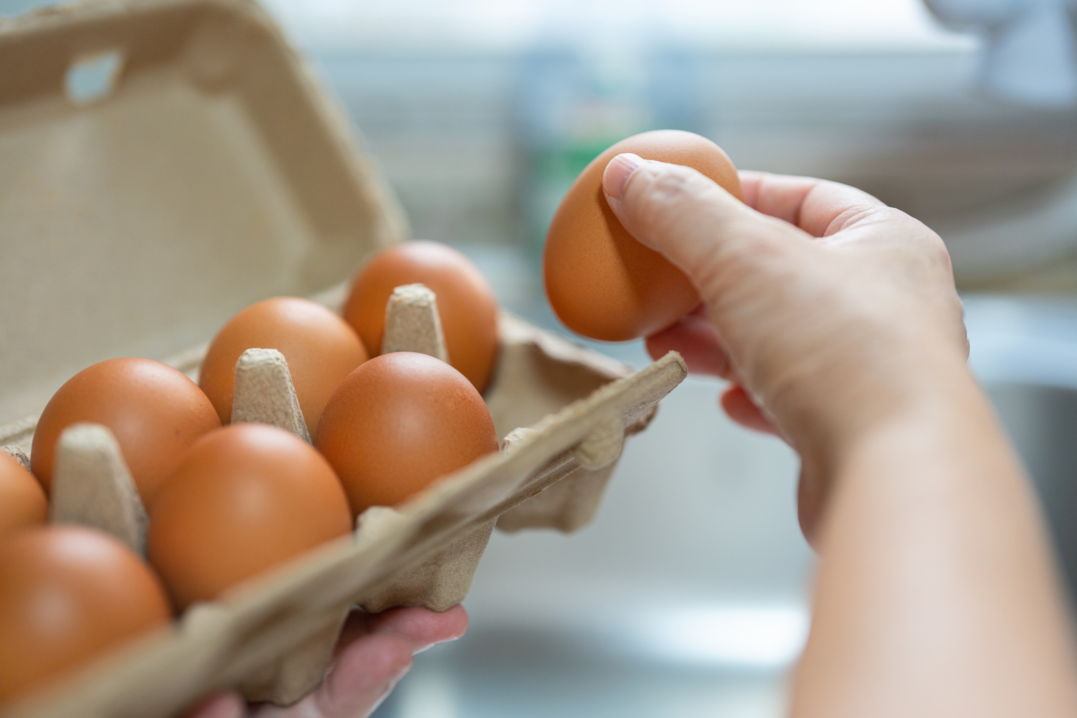 Mennyi kalória van 100 gramm nyers tojásban?