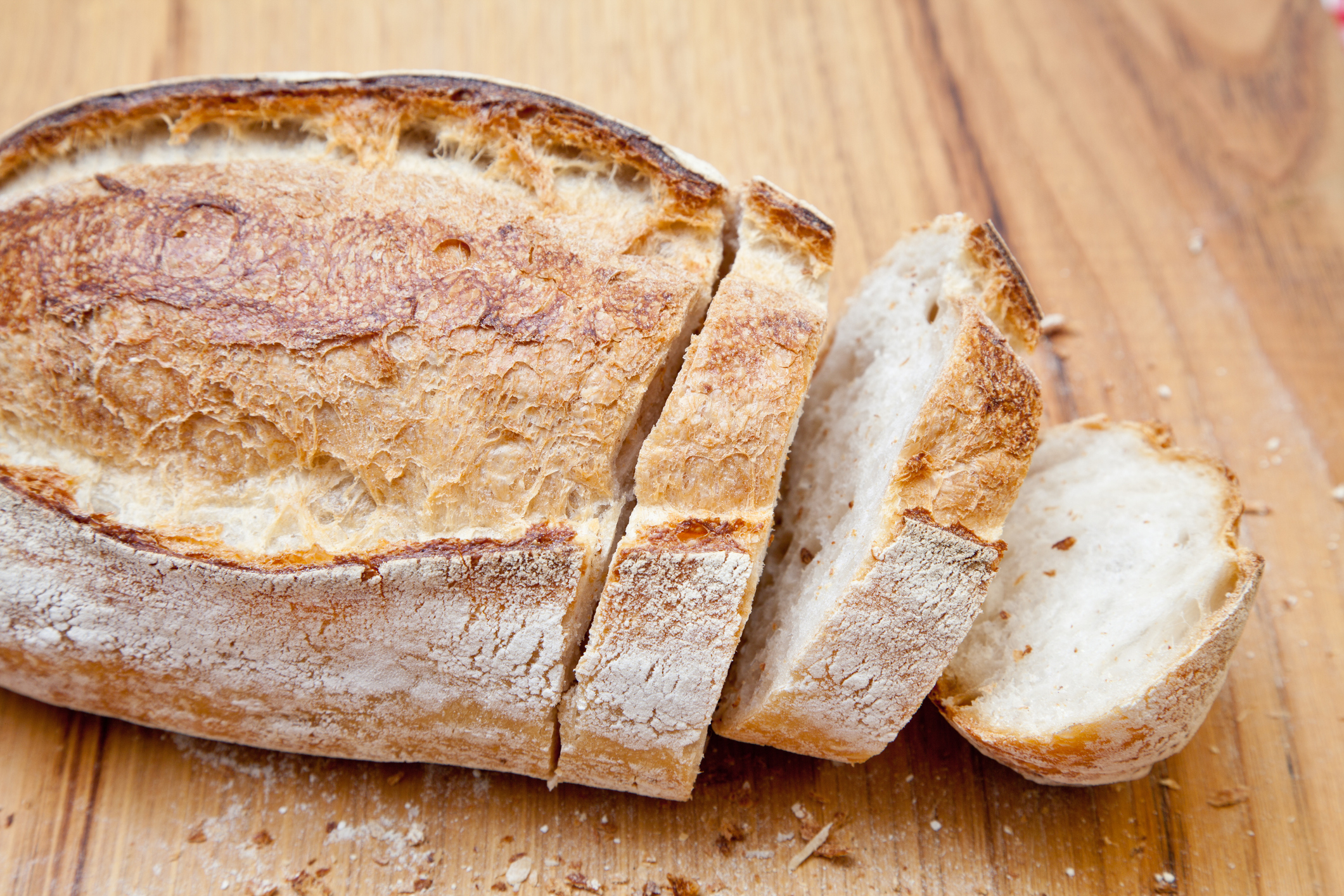 Mennyi kalória van 100 gramm (körülbelül 4 szelet) fehér kenyérben?