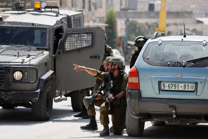 Izraeli csapatok őrt állnak a Hebron melletti lövöldözés helyszínén 2023. augusztus 21-én