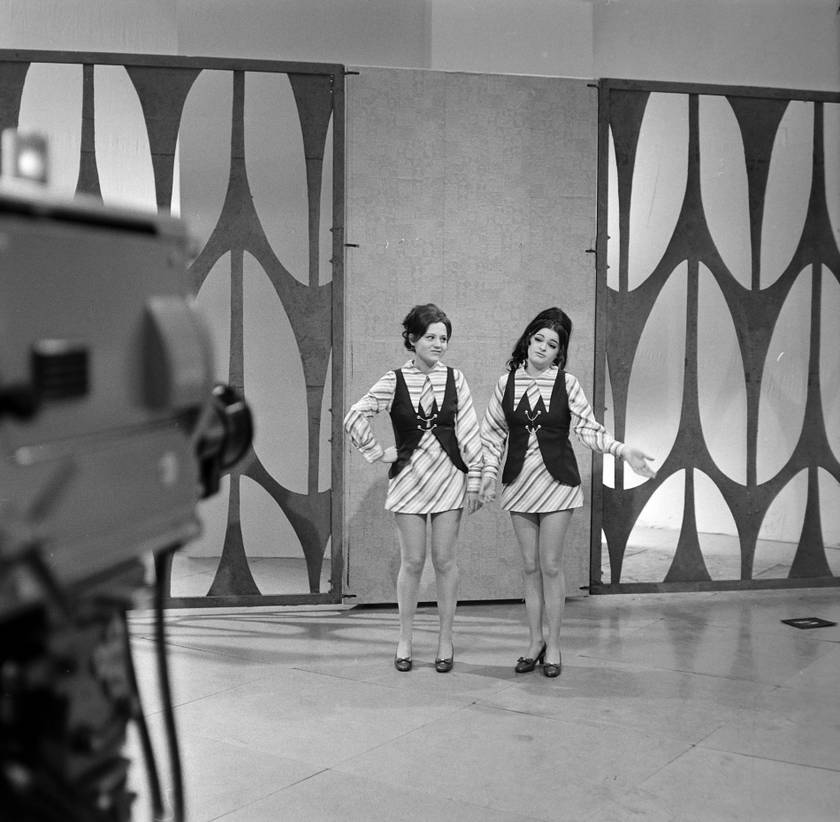 Pap Éva és Voith Ági színművésznők 1969-ben a Magyar Televízió Családi félkör című szórakoztató műsorában.