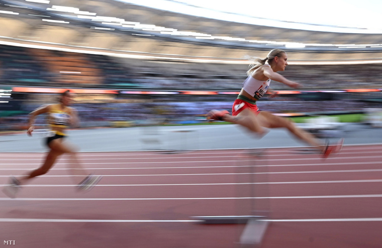 Molnár Janka a női 400 méteres gátfutás előfutamában a budapesti atlétikai világbajnokságon a Nemzeti Atlétikai Központban 2023