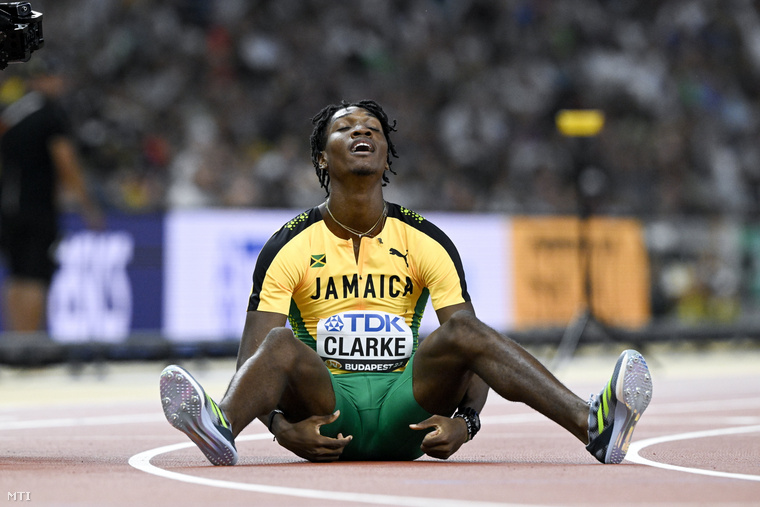 A jamaicai Roshawn Clarke a férfi 400 méteres gátfutás elődöntőjében a budapesti atlétikai világbajnokságon a Nemzeti Atlétikai Központban 2023