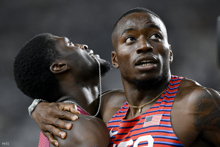 Az amerikai Cordell Tinch (b) és Grant Holloway a férfi 110 méteres gátfutás elődöntőjében a budapesti atlétikai világbajnokságon a Nemzeti Atlétikai Központban 2023