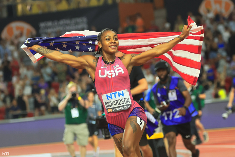 A győztes amerikai ShaCarri Richardson ünnepel a női 100 méteres síkfutás döntője után a budapesti atlétikai világbajnokságon a Nemzeti Atlétikai Központban 2023