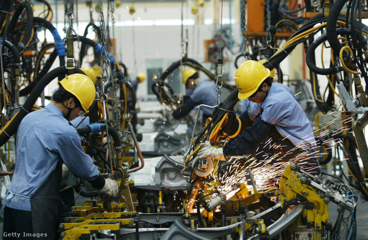 Munkások dolgoznak egy kínai autógyárban 2005. április 6-án