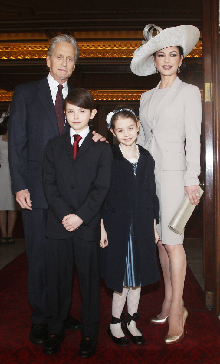 Catherine Zeta-Jones, férje és két gyermeke, Carys és Dylan 2011-ben jártak a Buckingham-palotában.