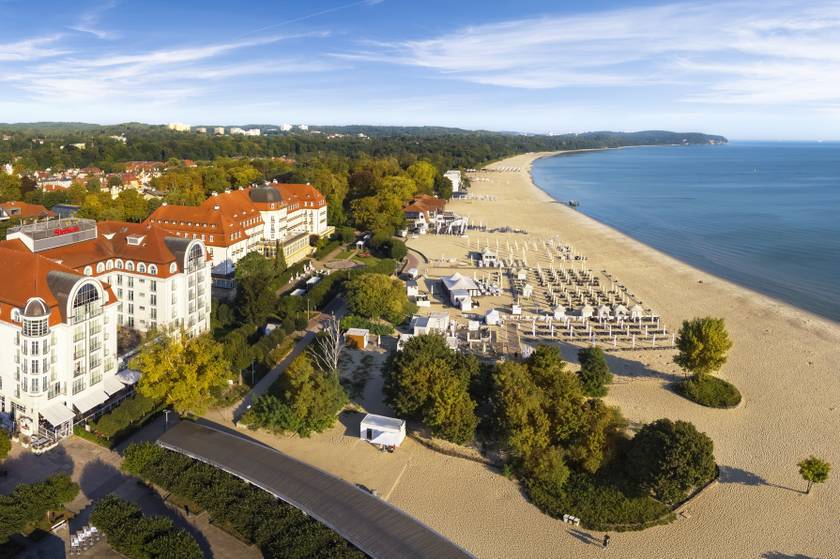 Turisztikai szempontból ma három lengyel város tengerpartja a legfontosabb: Sopot strandja tágas, homokos, a vízi sportok rajongói itt kedvükre válogathatnak a lehetőségek között. A német, cseh és szlovák turisták körében igazán kedvelt.