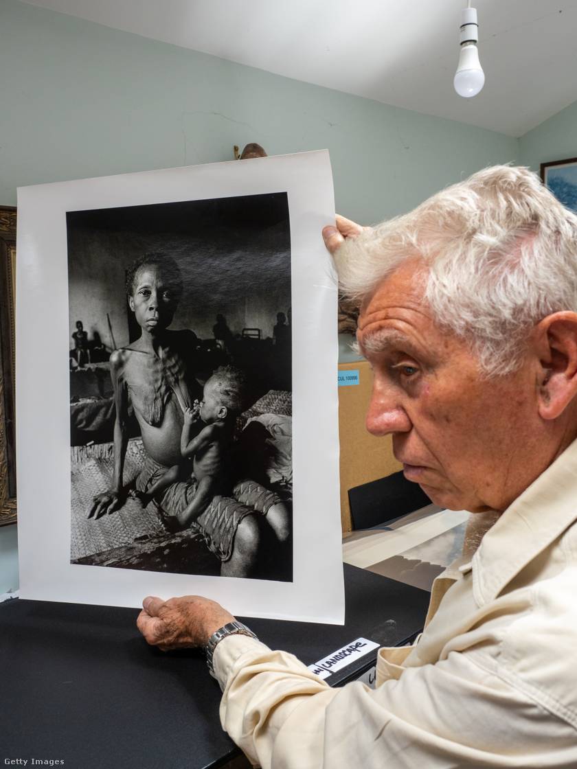 Don McCullin kezében híres fotójával