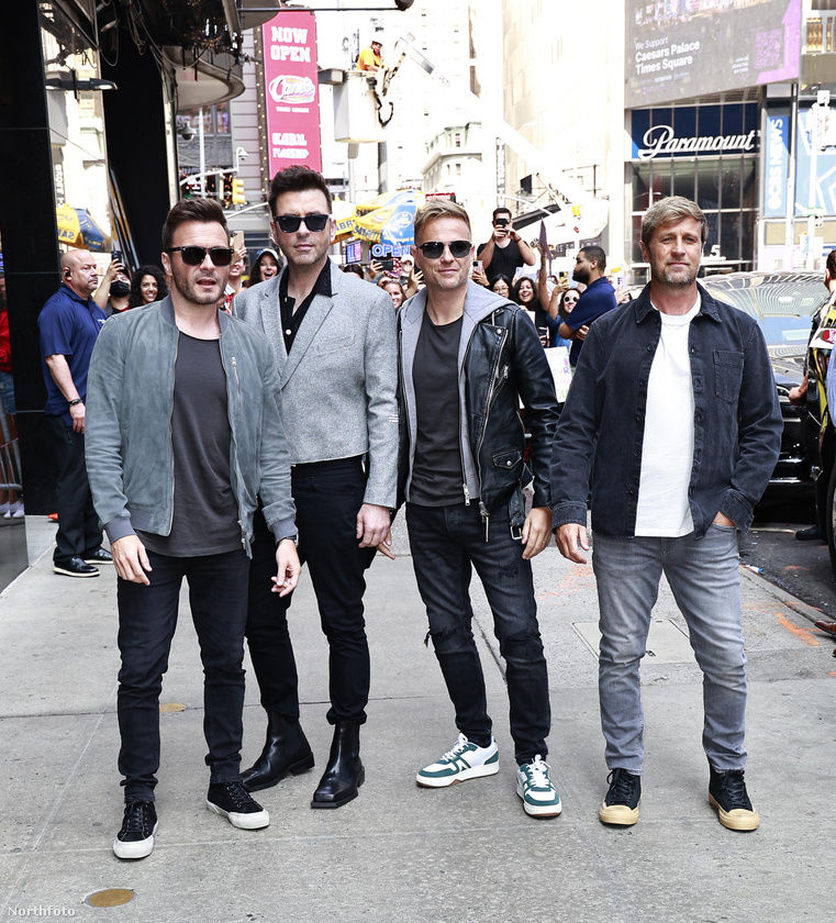 A Westlife együttes tagjai pózoltak a Good Morning America stúdiója előtt, New Yorkban