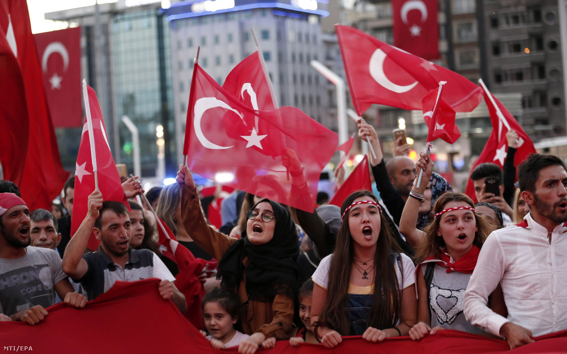 Jelszavakat skandáló törökök az isztambuli Taksim téren rendezett ünnepségen 2016. július 18-án. A török hadsereg egy része július 15-én megkísérelte átvenni a hatalmat, és összecsapásokat folytatott a rendőrséggel Ankarában és Isztambulban. A Recep Tayyip Erdogan elnök ellen lázadó katonák az államcsíny kísérletét meghiúsították. A puccskísérletben hivatalos adatok szerint legalább 294-en vesztették életüket, köztük 104 puccsista és 190 civil. A sebesültek számát 1440-re becsülik