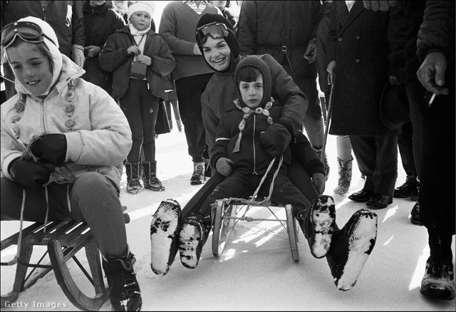 A First Lady „spontán” szánkózáson két gyermekükkel 1966-ban