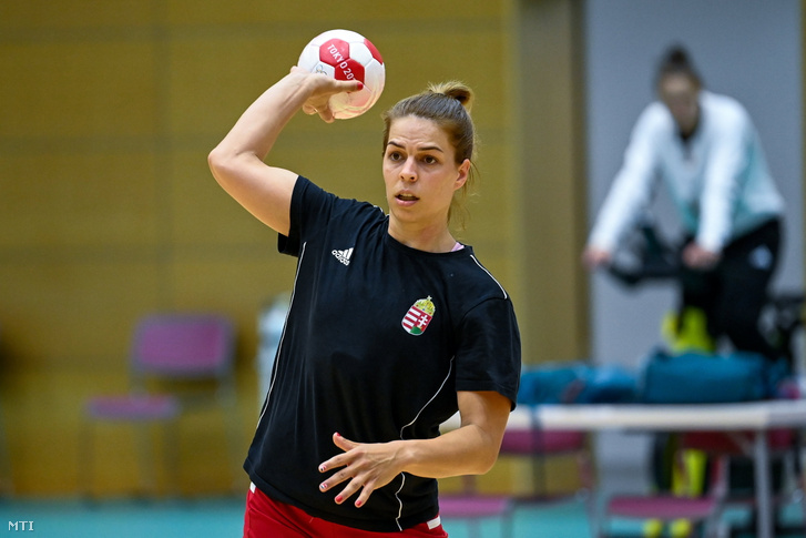 Kovacsics Anikó a magyar női kézilabda-válogatott edzésén a Shinagawa gimnázium csarnokában Tokióban 2021. július 21-én