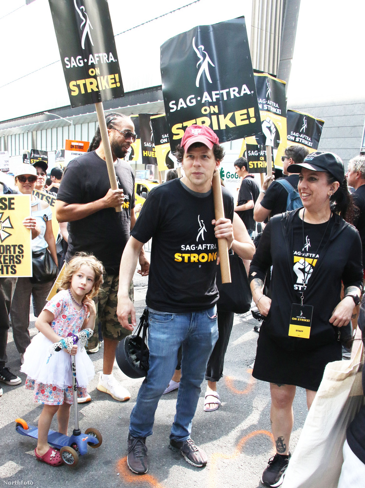 Jesse Eisenberget a SAG-AFTRA tüntetésén szúrta ki egy paparazzi