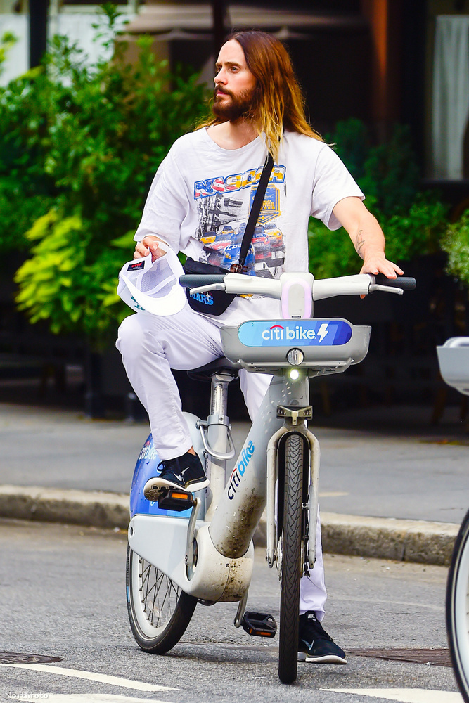 Jared Leto New York-ban biciklizett, amikor lefotózták