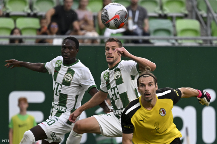 A ferencvárosi Adama Traoré (b) és Varga Barnabás (k), valamint Federico Marchetti, a máltai Hamrun Spartans kapusa a labdarúgó Konferencia-liga harmadik selejtezőfordulójának második Ferencváros TC-Hamrun Spartans FC mérkőzésén 2023. augusztus 17-én