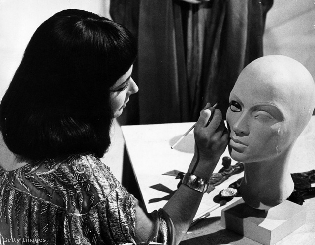 Az 1962-es forgatáson Liz Taylor próbálgatja a legelőnyösebb sminket