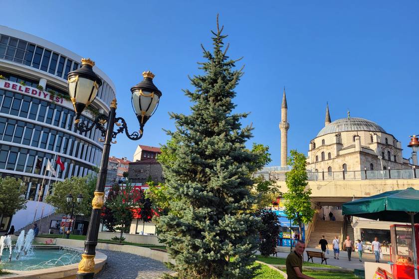Bolu Isztambul és Ankara között helyezkedik el.