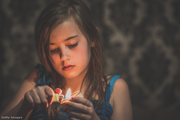 Tűzzel játszó kislány. (Fotó: harpazo_hope / Getty Images Hungary)