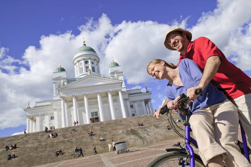 Finnország 2018 óta folyamatosan vezeti a listát, az 5,5 millió lakosú országban az állami egészségügy és oktatás kitűnő színvonalú, a szociális háló jól szervezett, a korrupció mértéke elenyésző, a közbiztonság kiváló, és a társas kapcsolatokat is mélyeknek ítélik meg a lakosok.