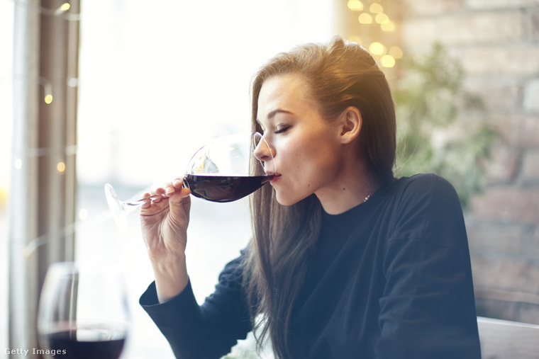 Azok a nők, akik napi két pohár bort isznak, valóban 70 százalékkal kisebb eséllyel lesznek túlsúlyosak, mint azok, akik nem fogyasztanak bort. (Fotó: pogorelova / Getty Images Hungary)