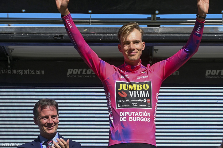 Valter Attila, a Jumbo-Visma versenyzője a pódiumon, miután összetettben megszerezte az első helyet a Vuelta a Burgos ötszakaszos országúti kerékpáros körverseny 2. Ona és Poza de la Sal közötti 131 kilométeres szakaszán 2023. augusztus 16-án