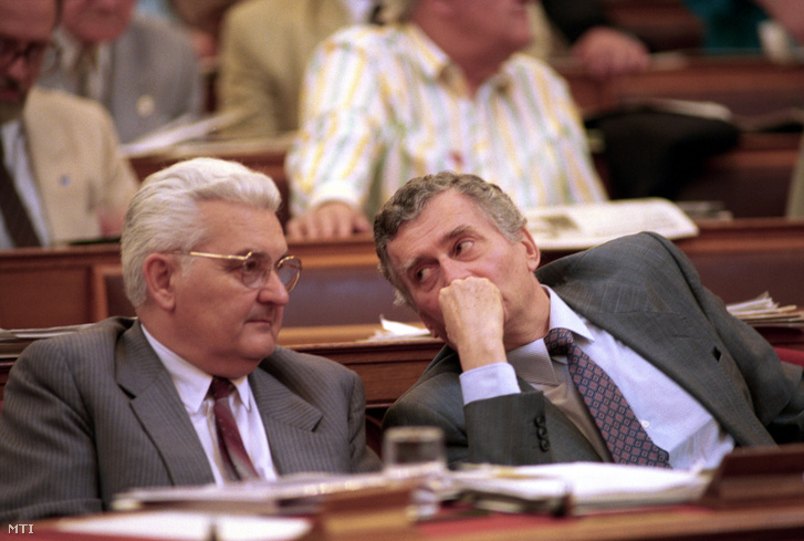 Boross Péter belügyminiszter és Antall József miniszterelnök beszélgetnek az Országgyűlés plenáris ülésén 1991. június 18-án