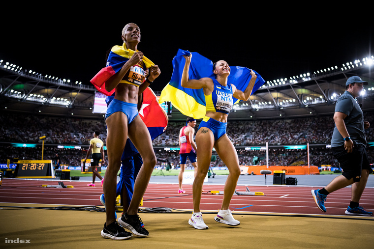     Women's triple jump winner Yulimar Rojas of Venezuela (left) and silver medalist Marina Bek Romanchuk of Ukraine