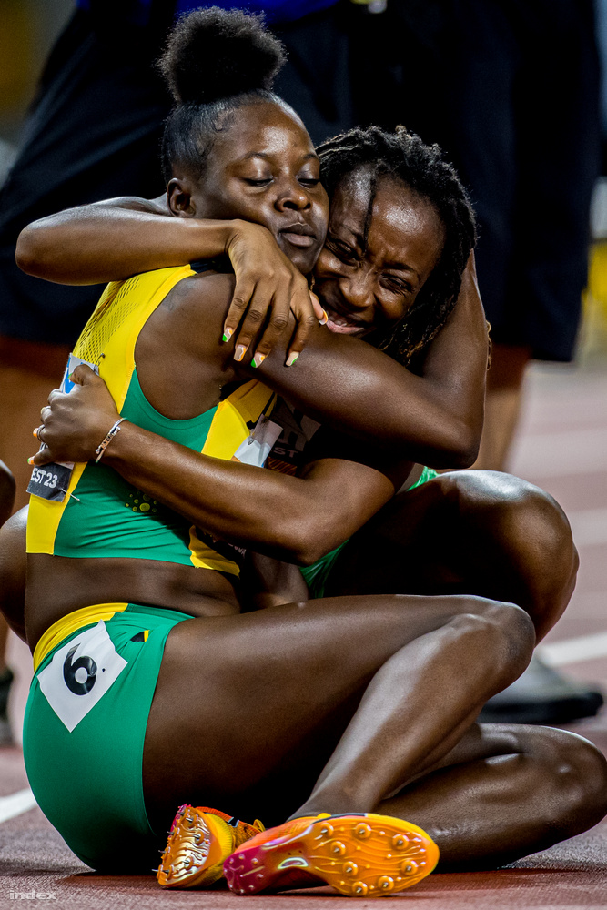 A női 200 m-en győztes jamaicai Shericka Jackson (balra)