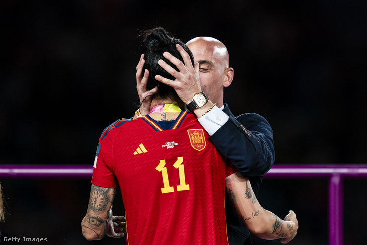 Luis Rubiales és Jennifer Hermoso a FIFA Női Labdarúgó-világbajnokság Ausztrália-Új-Zéland 2023 döntőjének Spanyolország-Anglia mérkőzésén 2023. augusztus 20-án