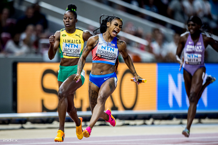 A női 4x400 m-en győztes amerikai váltó befutó embere, Sha'Carri Richardson