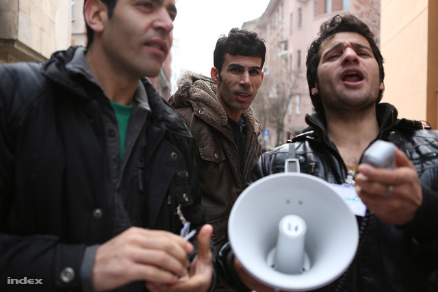 2013. februárjában az Európai Unió Lövőház utcai épülete előtt tüntettek menekültek; panaszt emeltek azért, mert segítség nélkül maradnak a táborokból kikerülve.