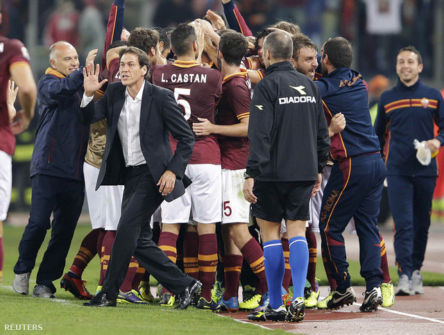 Rudy Garcia (öltönyben) a Chievo elleni találkozón, miután Boriello győztes gólt fejelt