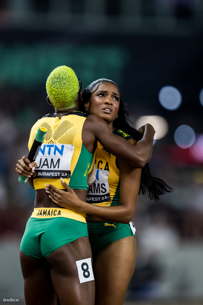  A női 4x400 m-en ezüstérmes jamaicaiak öröme: Candice McLeod (háttal) és Stacey Ann Williams