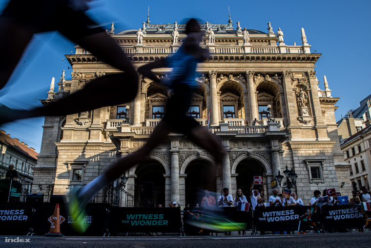 A maratonfutó a belváros legszebb részein versenyeztek, az Andrássy úton elfutottak az Operaház előtt is