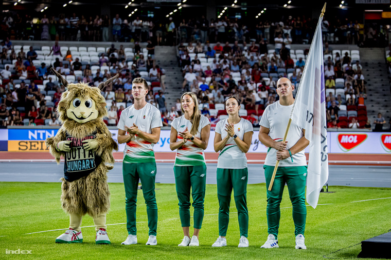 Youhoo mellett a 63 fős magyar csapat képviselői (balról): Molnár Attila, Krizsán Xénia, Kozák Luca és a kalapácsvetésben bronzérmes Halász Bence