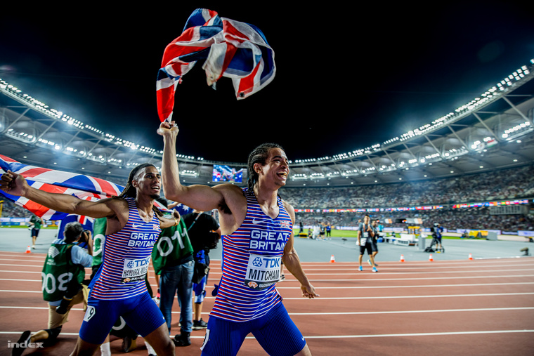 A férfi 4x400 m-en bronzérmes britek ünnepelnek: Alex Haydock-Wilson (balra) és Rio Mitcham