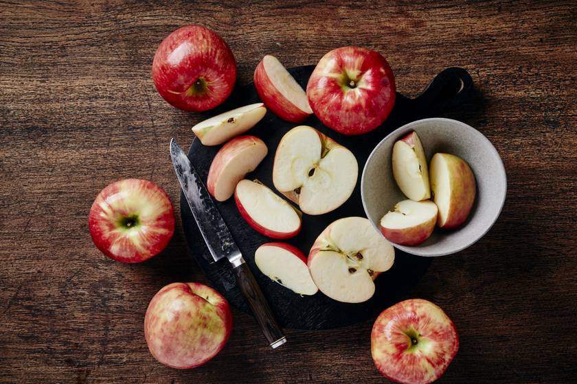 Az alma szerencsére minden évszakban kapható gyümölcs. Magas C-vitamin-tartalma és a benne található flavonoidok és fitonutriensek segítik csökkenteni a rák, a magas vérnyomás és a cukorbetegség kialakulásának kockázatát. Emellett pektint is tartalmaz, amely szabályozza a vér koleszterinszintjét, rosttartalma miatt pedig segíti az emésztést.