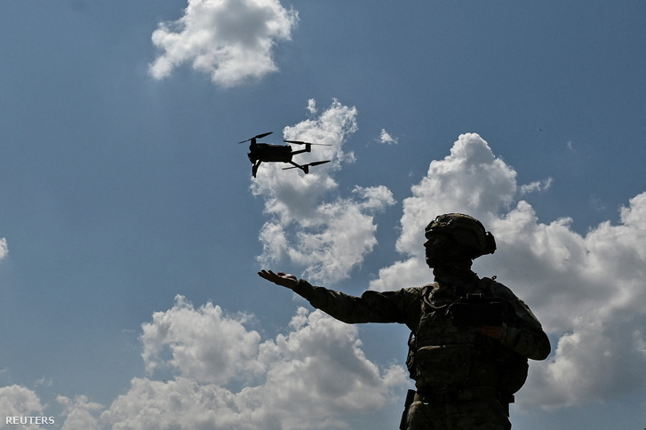 Az ukrán fegyveres erők 108. önálló területvédelmi brigádjának egyik ukrán katonája drónt indít a frontvonal közelében Zaporizzsja régióban 2023. augusztus 4-én