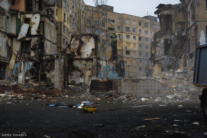 Egy rakétacsapás következtében megrongálódott lakóépület Kijevben 2023. január 16-án