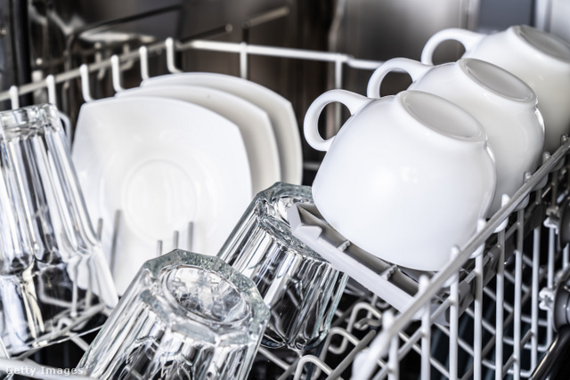 A mosogatógép helyes bepakolásához a poharaknak, bögréknek a felső kosárba kell kerülniük