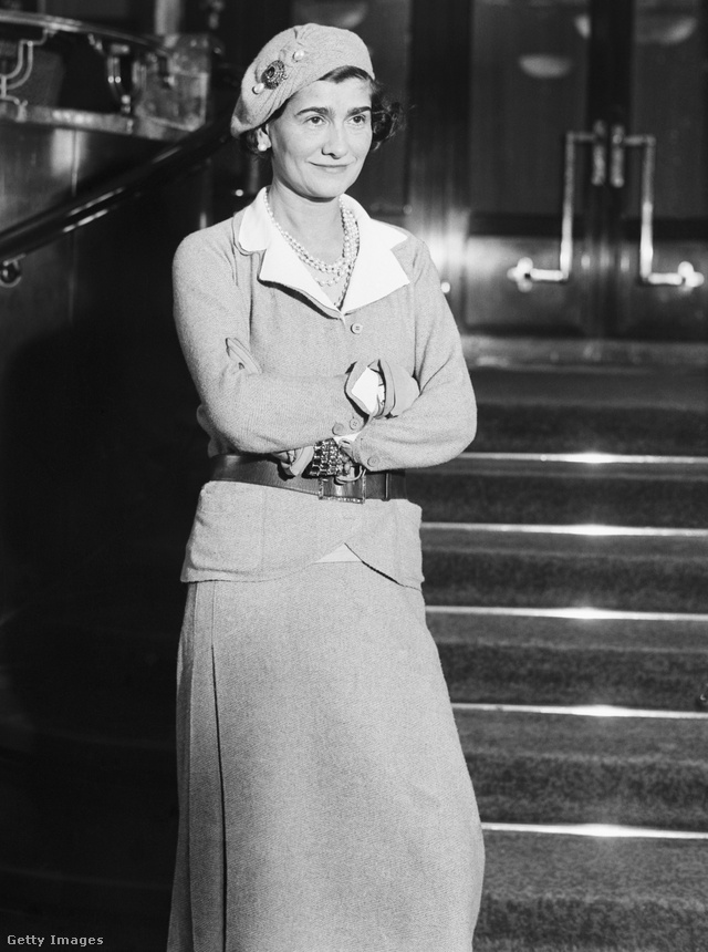 A 20. század elején a francia Riviérán teremtett először divatot csíkos felsőivel Coco Chanel
