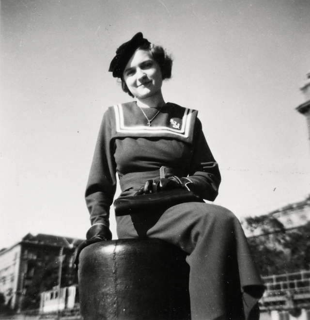 Az 1930-as években Budapesten már nem csak az iskolások viseltek matrózblúzt Fortepan / Lakatos Mária