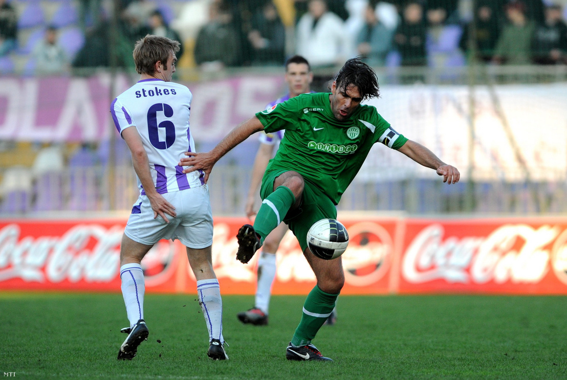 Tony Stokes, az Újpest FC (b) és Lipcsei Péter, a Ferencváros játékosa küzd a labdáért a labdarúgó Ligakupa középdöntője 5. fordulójának B csoportjában játszott Újpest FC–Ferencváros-találkozón a Szusza Ferenc Stadionban 2010. március 31-én